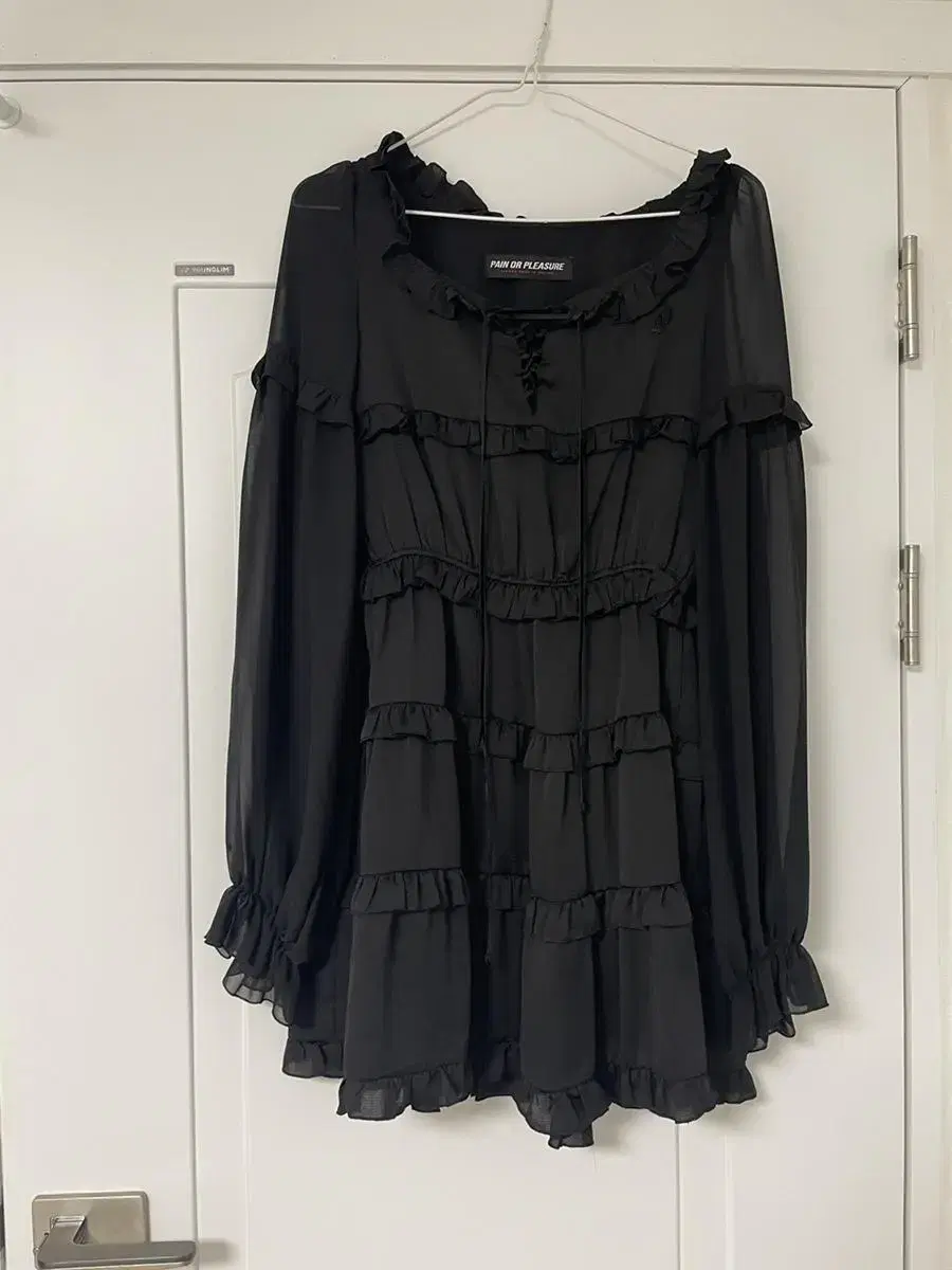 페인오어플레저 square neck frill onepiece black